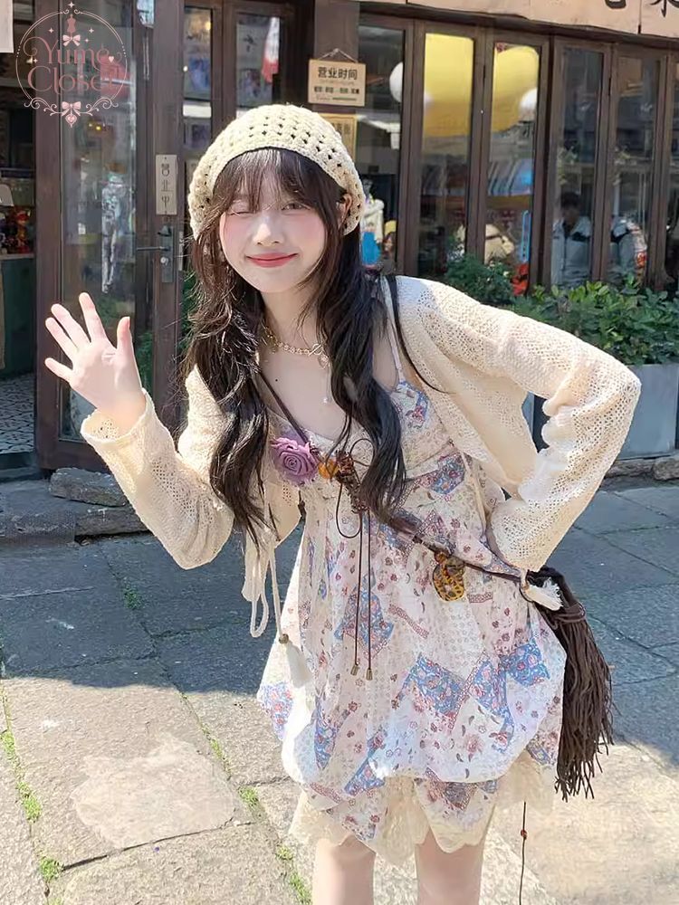 Elastic Lace Trim - 夏らしいヴィンテージ風キャミソールワンピースセット。女性用。花柄レースのトリミング、バラのリボン、バルーンスカート、クロップド丈のカーディガン、スリムフィットのミニドレス。普段使いに最適なコーディネート。